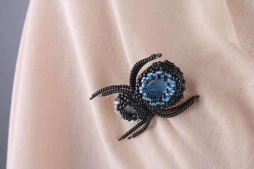 Spilla con perline fatta a mano accessorio originale bigiotteria spilla da donna - MADEheart.com