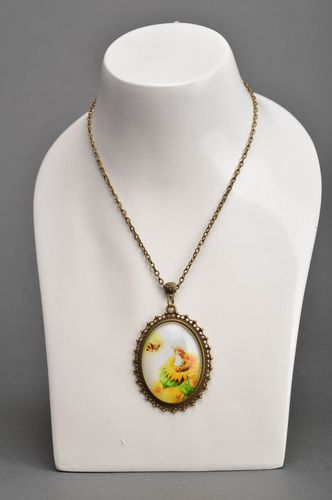 Colgante metálico con cadena larga artesanal con cabujón original ovalado - MADEheart.com