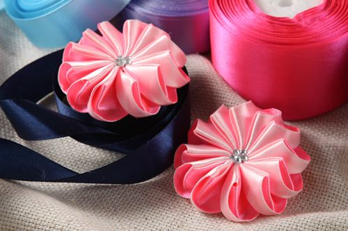 Componentes de bisutería hechos a mano regalo original flores de cintas rosas - MADEheart.com