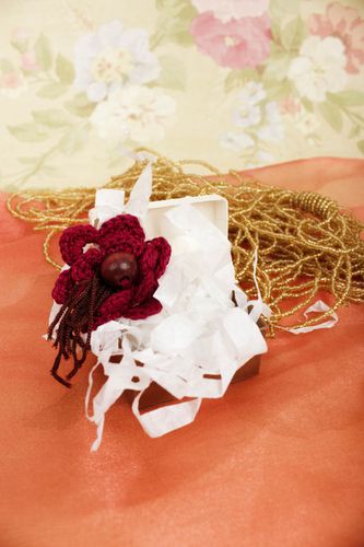 Broche en tricot Bijou fait main fleur rouge foncé en coton Cadeau femme - MADEheart.com