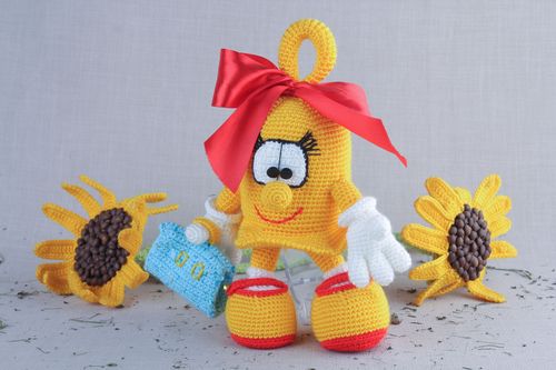 Brinquedo macio de malha feito à mão Sino - MADEheart.com