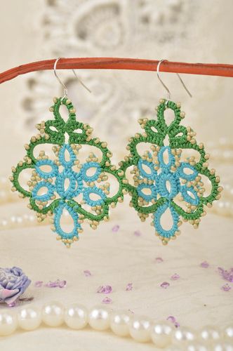 Pendientes de encaje de hilo y abalorios en técnica de frivolité hechos a mano - MADEheart.com