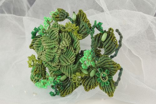Green woven brooch - MADEheart.com