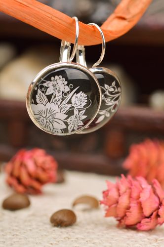 Pendientes originales hechos a mano con estampado para mujeres blanquinegros - MADEheart.com