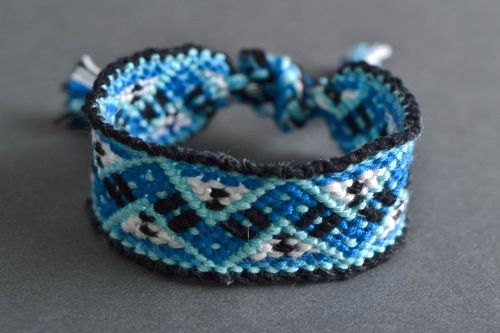 Bracelet textile tressé en macramé bleu avec ornements fait main style ethnique - MADEheart.com