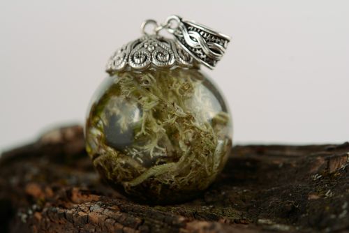 Handgemachter Anhänger aus Epoxydharz mit begossenem echtem grünem Moos  - MADEheart.com