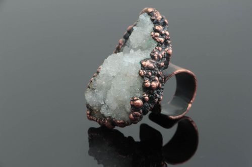 Handmade massive stylish copper jewelry ring with natural mountain crystal glass - MADEheart.com