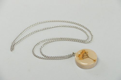 Handmade round neck pendant with natural flowers in epoxy resin with long chain - MADEheart.com