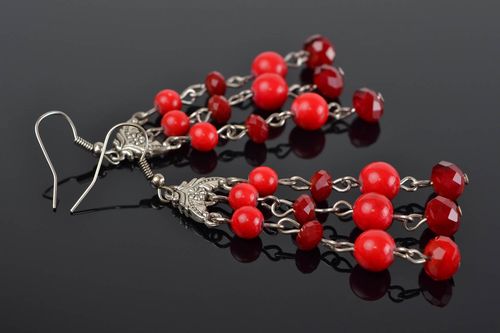 Boucles doreilles en verre tchèque et métal faites main pendantes rouges - MADEheart.com
