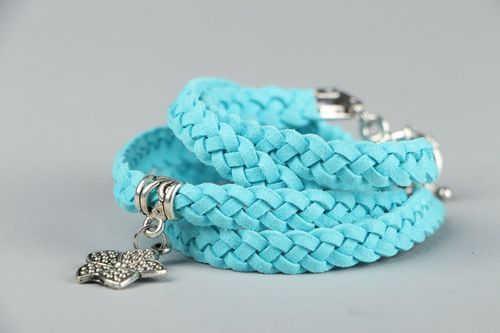 Blaues Wildleder-Armband mit Anhänger - MADEheart.com