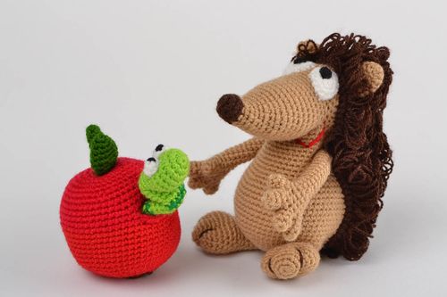 Gehäkelte Kuscheltiere handmade Igel Apfel und Wurm aus Acrylgarn 3 Stück - MADEheart.com