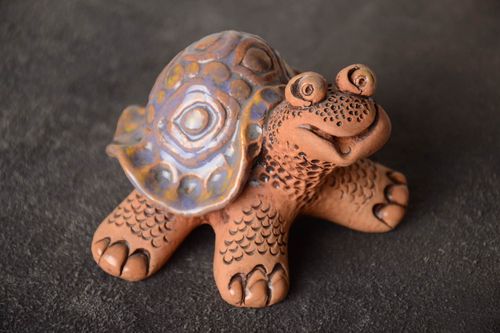 Figurilla cerámica artesanal pequeña con esmalte para decoración Tortuguita - MADEheart.com