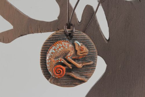 Pingente de cerâmica feito à mão na técnica da escultura em relevo Camaleão - MADEheart.com