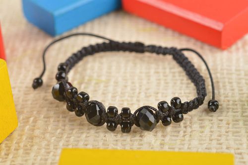 Bracelet tressé Bijou fait main noir avec perles à facettes Cadeau femme - MADEheart.com