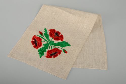 Chemin de table en lin brodé fait main - MADEheart.com