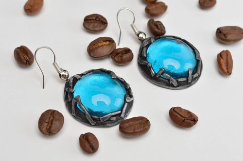 Schöne Designer Frauen Gehänge Ohrringe aus Polymerton mit Glas handgeschaffen - MADEheart.com