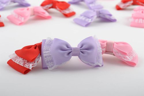Schöne Haarklammern Schmuck handgemacht Deko Schleifen aus Metall und Stoff - MADEheart.com