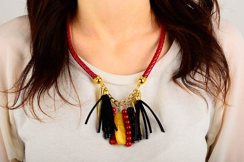 Stylish handmade beaded pendant faux leather necklace cool jewelry designs - MADEheart.com