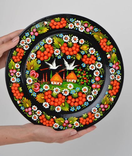 Большая деревянная тарелка с Петриковской росписью ручной работы черная - MADEheart.com