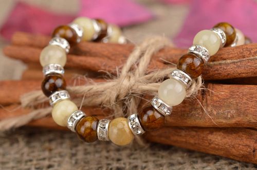 Bracelet en perles fantaisie marron et beiges fin accessoire fait main - MADEheart.com