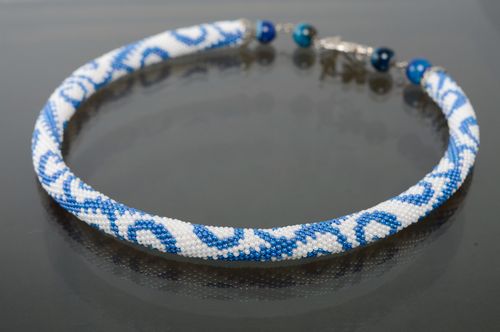 Collar de abalorios con cierre bonito azul y blanco - MADEheart.com