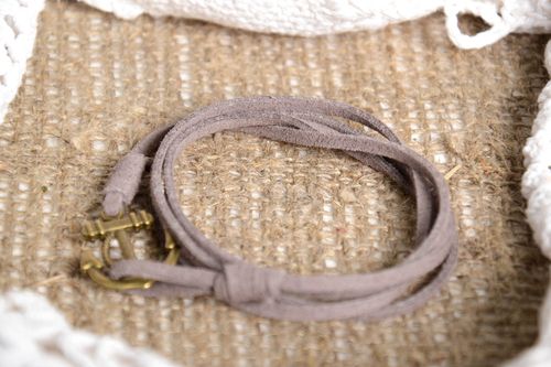 Brazalete artesanal con ancla regalo original pulsera de gamuza color gris - MADEheart.com