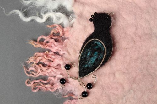 Broche noire Bijou fait main oiseau en laine feutrée Cadeau femme original - MADEheart.com