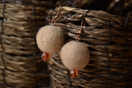 Pendientes artesanales en técnica de fieltro Cappuccino - MADEheart.com