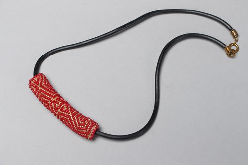 Ciondolo con perline fatto a mano collana artigianale accessorio da donna - MADEheart.com