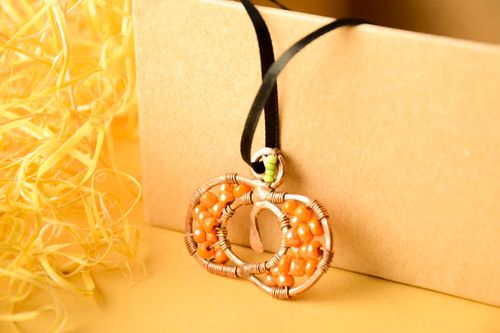 Handmade Designer Schmuck Accessoire für Frauen mit Steinen Modeschmuck Anhänger - MADEheart.com