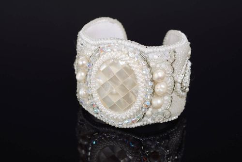 Originelles weißes Armband aus Glasperlen mit Perlmutt handmade für Mode Damen - MADEheart.com