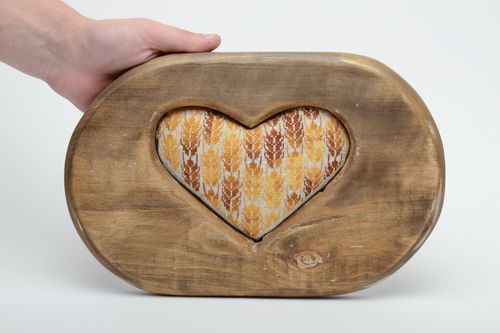 Colgante de madera con corazón de peluche  - MADEheart.com