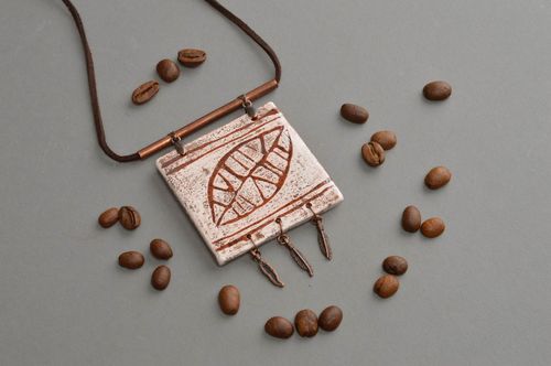 Ciondolo quadrato in argilla fatto a mano pendente dautore da donna  - MADEheart.com