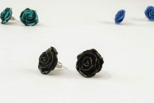 Black roses stud earrings  - MADEheart.com