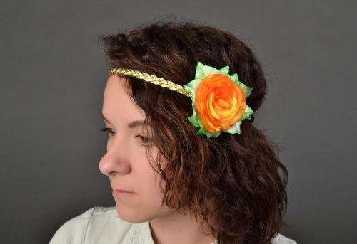 Авторская повязка на голову с цветком из атласа в технике батик - MADEheart.com