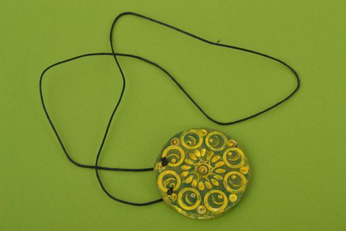Круглая глиняная подвеска зеленое с желтым кулон на шнурке ручной работы - MADEheart.com