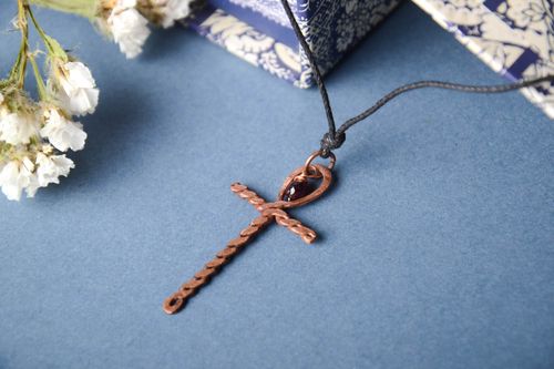 Colgante hecho a mano con cruz accesorio para mujer bisutería artesanal - MADEheart.com