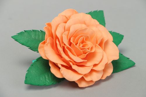 Handgemachte Haarklemme mit Blume aus Foamiran für junge Dame orangefarbig schön - MADEheart.com