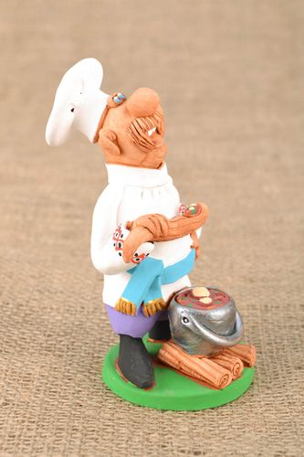 Statuette céramique Cuisinier prépare le bortsch  - MADEheart.com