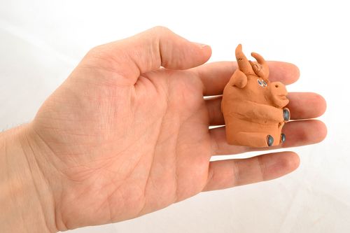 Figura de cerámica Toro romántico - MADEheart.com