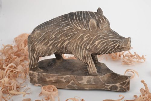Statuette décorative réalisée en bois naturel faite main en forme de sanglier - MADEheart.com