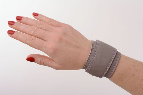 Handmade leather bracelet - MADEheart.com