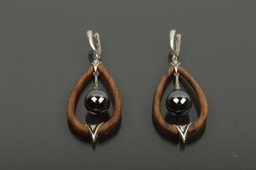 Boucles doreilles bois Bijou fait main avec hématite Cadeau femme design - MADEheart.com