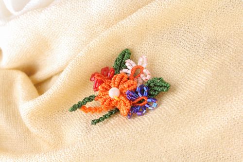 Broche en fils synthétiques en forme de fleur - MADEheart.com