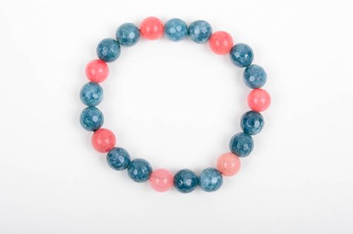 Bracelet en jaspe naturel fait main sur un fil de silicone bleu-rose élégant - MADEheart.com