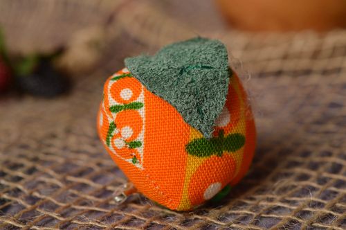 Broche textil naranja hecho a mano complemento para ropa accesorio de mujer  - MADEheart.com