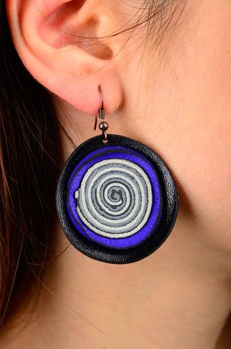 Orecchini in cuoio fatti a mano rotondi accessorio originale bello da donna - MADEheart.com