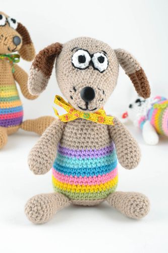 Giocattolo a maglia fatto a mano pupazzo morbido a forma di cane a uncinetto - MADEheart.com