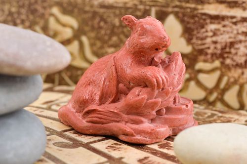 Figurine souris faite main Statuette en plâtre rouge peinte Déco maison - MADEheart.com