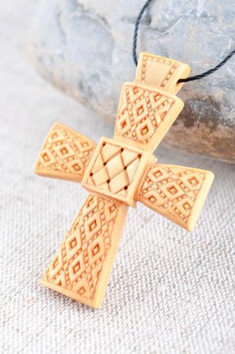 Cruz pectoral hecha a mano regalo original adorno para el cuello de madera - MADEheart.com